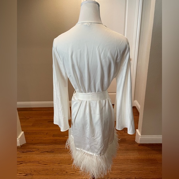 NWT Rya Collection Swan Charmeuse & Ostrich Feather Wrap, Size M/L - Picture 5 of 6